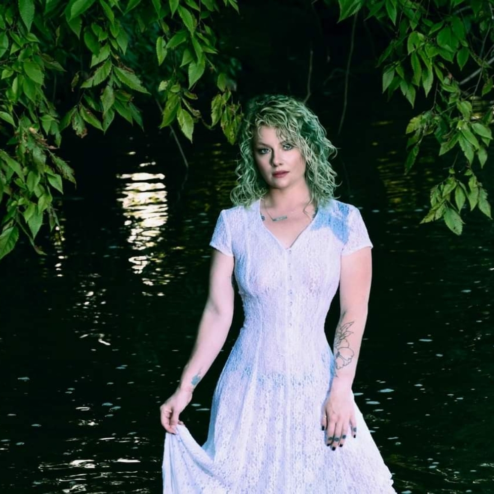 💚 Vintage White Lace Gown 💚